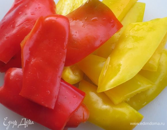 Сладкий перец, удалив семена и перегородки, нарезать полосками.