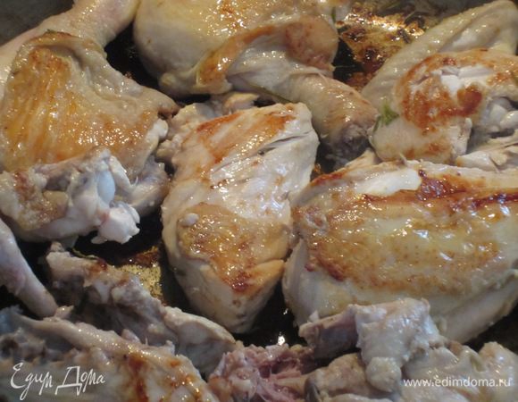 Курицу вынуть из маринада и обжарить на сухой сковороде на сильном огне 6-7 минут, постоянно переворачивая.