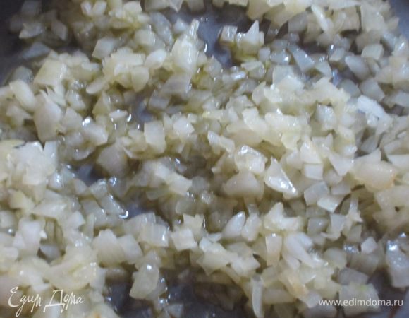 Лук мелко порубить. Разогреть в сковороде оливковое масло и обжарить лук до прозрачности на слабом огне.