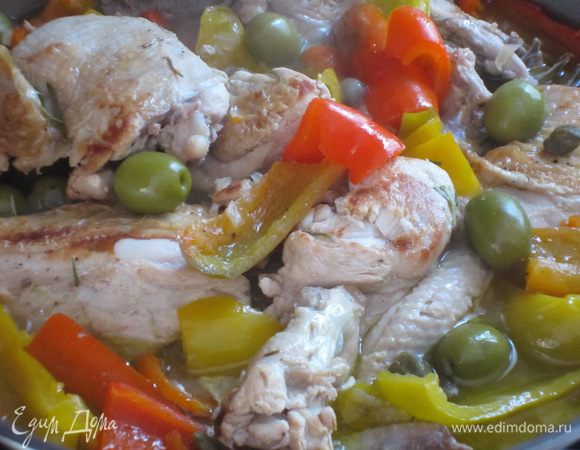 Выложить курицу в сковороду к луку, добавить перец, оливки, каперсы и оставшуюся веточку розмарина. Посолить и поперчить по вкусу. Обжарить 5 минут, затем влить 250 мл маринада, накрыть крышкой и готовить 45 минут на слабом огне.