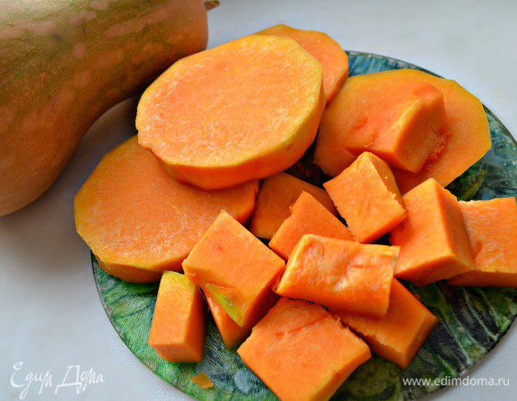 Тыкву помойте и очистите от кожуры. Нарежьте крупными кубиками.