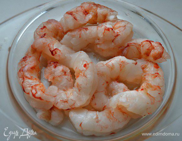 Лангустины или очищенные креветки промойте и осушите бумажным полотенцем.