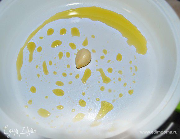 Зубчик чеснока раздавите тыльной стороной ножа и слегка обжарьте на 1 ст л оливкового масла.