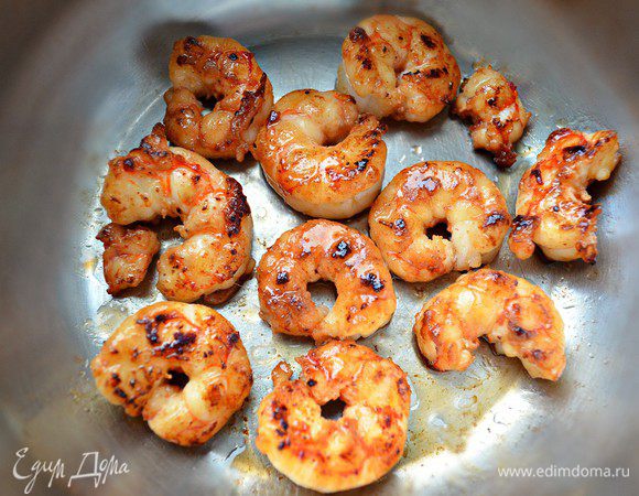 Чеснок выньте и обжарьте лангустины на среднем огне в течение 2 мин постоянно помешивая. Выложите в блюдо.