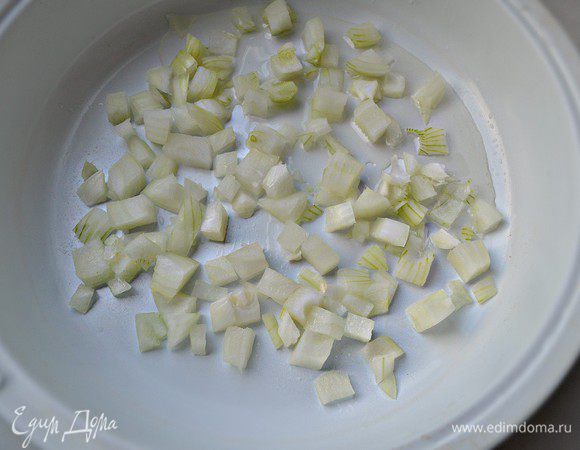 В этой же сковороде обжарьте мелко порезанный репчатый лук до золотистого цвета.