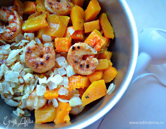 В чашу блендера сложите кубики тыквы, лангустины, лук и взбейте до однородной массы. Приправьте солью, перцем.