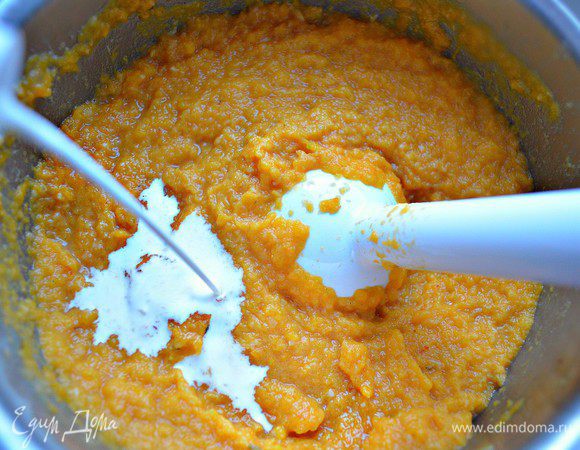 Переложите полученную массу в кастрюлю, добавьте сливки, доведите до кипения и проварите в течение 3 мин. Если суп показался вам слишком густым, то добавьте 100-200 мл горячей воды или овощного бульона и проварите.