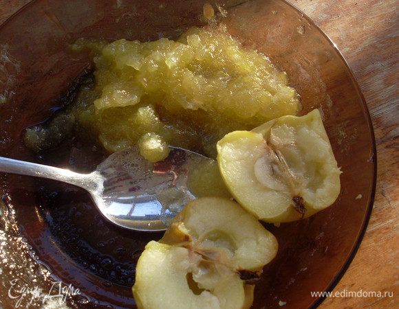 Сначала начинка - разрезать пополам яблоки (одно большое или 3 маленьких), сложить на тарелку срезом вниз и запечь 3 минуты в микроволновке на мощности 750 ватт (в этом рецепте все время такая мощность - максимальная для моей микроволновки). Достать серединку яблока ложкой, вынуть ложкой мякоть и смешать с сахаром. Прогреть в микроволновке 3 минуты. Пока остывает заняться тестом.