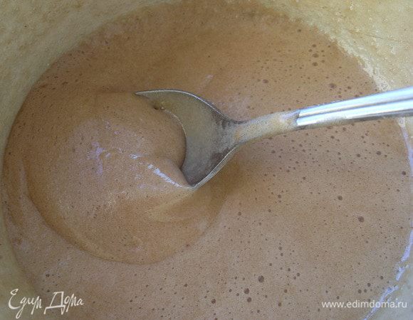 Взбить яйца с сахаром и солью в пышную пену, просеять к яйцам муку (2 столовые ложки с большой горкой), разрыхлитель, кукурузный крахмал и щепотку какао, для цвета. Аккуратно перемешать. Добавить масло, аккуратно перемешать. Отложить 2 столовые ложки теста и добавить к ним какао до коричневого цвета. Переложить коричневое тесто в полиэтиленовый мешочек, файл и т.д. Отрезать уголок небольшого диаметра.