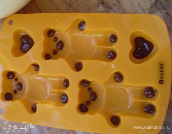 Нарисовать коричневым тестом мордочки и лапки для мишек.