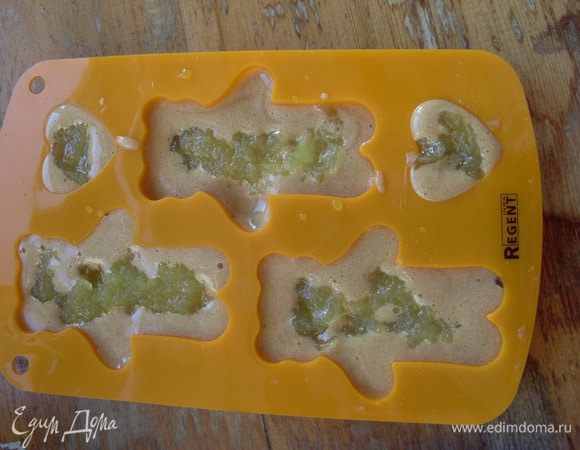 Добавить по столовой ложке теста, в серединку положить яблочную начинку и прикрыть небольшим количеством теста.