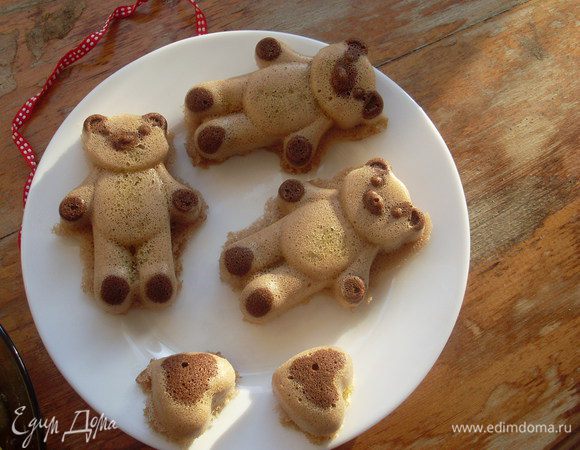 Выпекать 3 минуты, еще минуту дать постоять не открывая микроволновки. Всего получилось 9 мишек, и 6 сердечек. Подавать остудив - начинка очень горячая. Сфотографировать успела только одну партию - первую сметали, пока готовилась вторая.