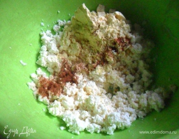 Добавит цедру лимона и миндальный экстракт и перемешать.
Ввести корицу и 2 ст л  кукурузной муки. Опять перемешать.