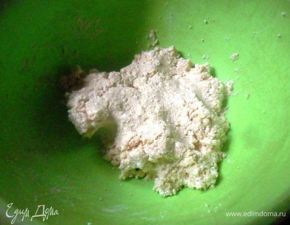 Получается плотная, нелипкая масса., из которой сформовать шесть сырником. Сырники запанировать в оставшейся кукурузной муке.