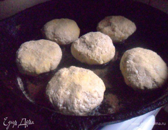 В сковороде разогреть растительное масло. Обжарить сырники с двух сторон до румяной корочки.