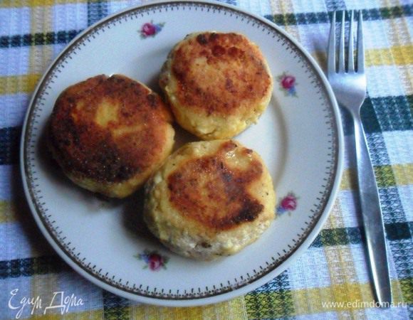 Переложить готовые сырники на тарелку.