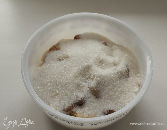 Засыпать сахаром.