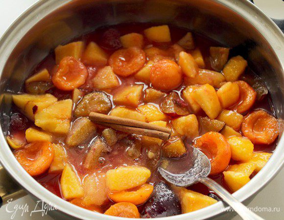 Положить палочку корицы.
Поставить фрукты на средний огонь, довести до кипения. Варить, постоянно помешивая деревянной ложкой, около 20 минут. Пенки снять.