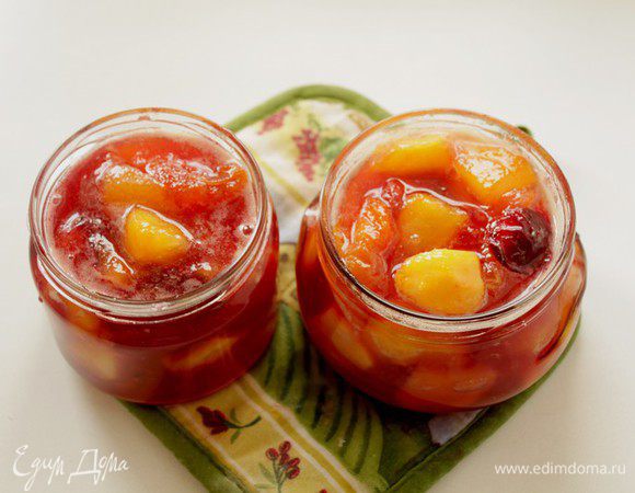 Готовый джем разлить в сухие стерилизованные банки, закрыть.