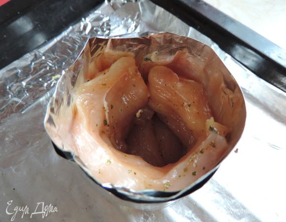 Теперь выкладываем кусочками филе формочки. Заполняем в один слой дно и выкладываем кусочки вдоль стенок, формируя стаканчик.