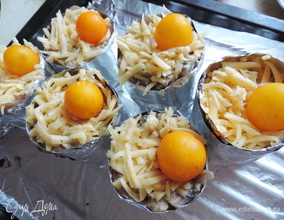 Сверху выкладываем натертый сыр, вдавливаем по одному помидорчику черри. Можно взять любые помидоры и нарезать на кусочки нужного размера.
Отправляем наши мясные стаканчики в разогретую до 180 градусов духовку на 20 минут. После выключения духовки оставьте маффины в ней еще на 10 минут. 