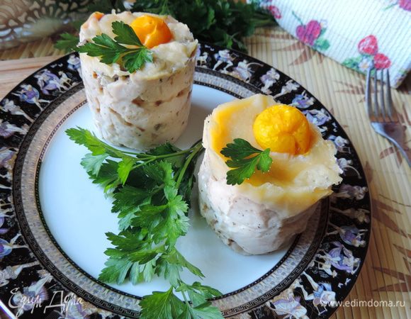С готовых изделий снимаем фольгу и подаем к столу. Это просто изумительно вкусно. Мясо получается невероятно сочное и насыщенное вкусами.