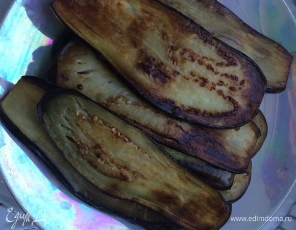 Обжаренные баклажаны сложить в тарелку и дать "отдохнуть".