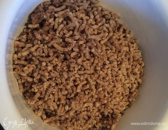 Тем временем готовим пасту сациви.
Для этого необходимо почистить грецкие орехи, лук, чеснок, помыть зелень, подготовить специи.
Орехи пропустить через мясорубку с мелкой сеткой вместе с чесноком и сухими специями.