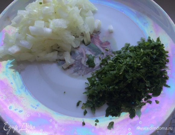 Лук, зелень петрушки и кинзы очень мелко измельчить. 