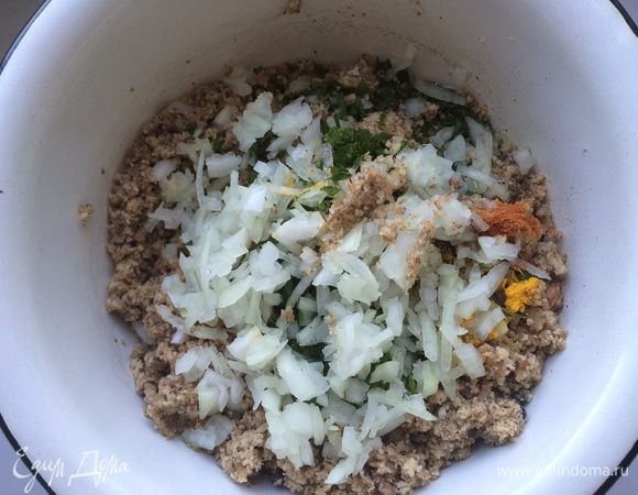 Смешать орехи, лук, зелень, посолить по вкусу. Добавить уксус (уксус можно заменить гранатовым соком, но у меня его просто не было).