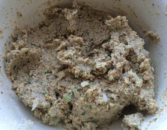 Массу хорошо вымешать ложкой, она должна быть мягкая и эластичная. 
Если соус получается суховат, я обычно добавляю пару столовых ложек кипяченой воды.