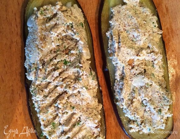 Теперь берем кусочки баклажана и выкладываем на них пасту сациви. 