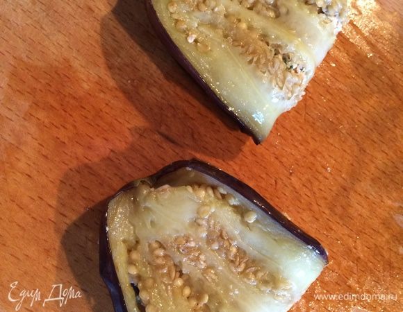 Заворачиваем баклажаны: можно рулетиком, но мне привычнее просто сложить каждый слайс пополам, так всегда делала моя мама.