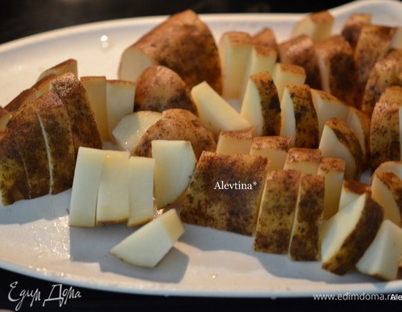 Разогреть духовку до 200 гр. Картофель помыть и порезать кубиками.
