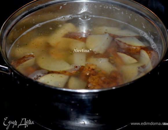 Картофель выложить в кипящую соленую воду на 5 мин. Затем воду слить.