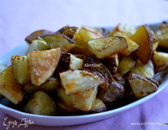 Горячий готовый картофель подаем к столу. Приятного аппетита.
