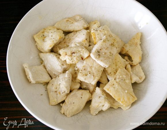 Затем переложить на тарелку, посолить и поперчить. 