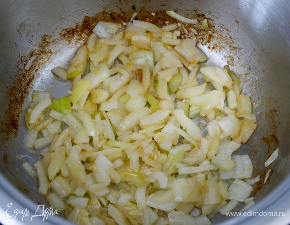 Обжарить лук и чеснок в кастрюле до мягкости.