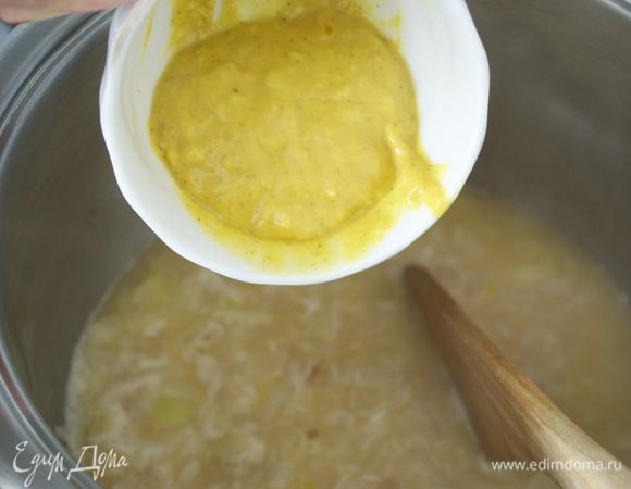 Добавить рис, соус карри и бульон...