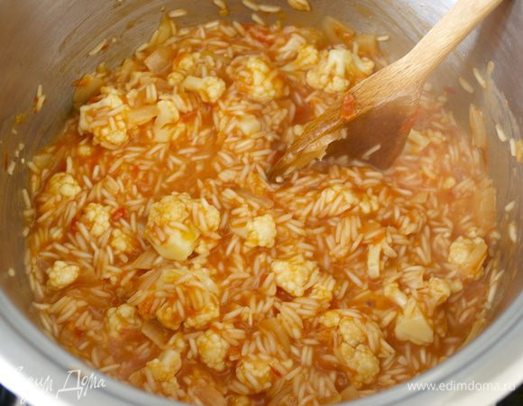 Убавить огонь, накрыть кастрюлю крышкой и тушить 15 минут, время от времени помешивая.