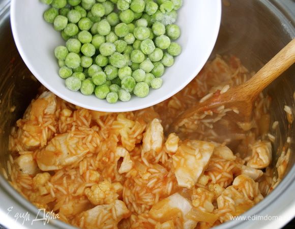 Затем положить курицу обратно в кастрюлю, добавить горошек и размешать. Посолить и поперчить по вкусу. 