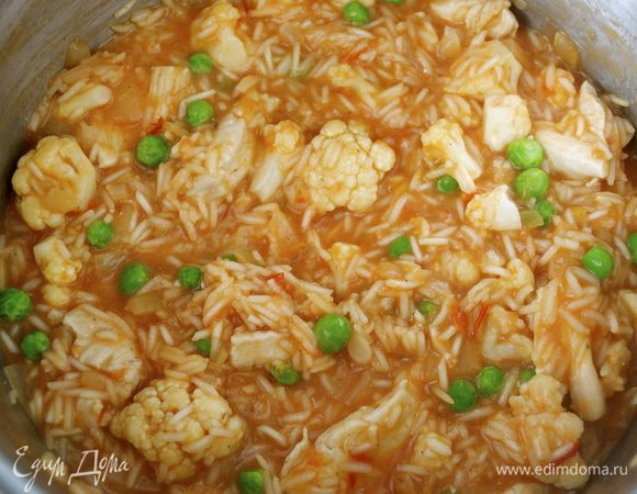 Закрыть крышкой и снова довести до кипения, затем убавить огонь и тушить 10 минут пока вся жидкость не впитается. 