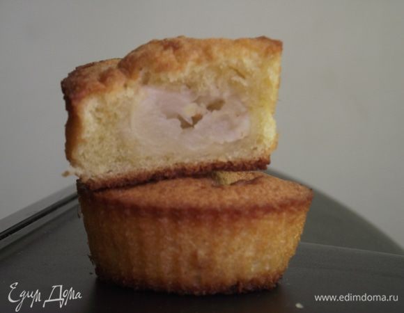 Отправляем кексики в духовку на 25-35 минут. Готовность проверяем на сухость зубочистки. Готовые кексы полностью остудить на решетке, а потом присыпать сахарной пудрой или украсить любимым сиропом.