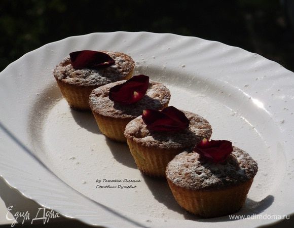 Если нет в наличии маленьких формочек для кексиков — смело выпекайте в большой форме. Результат будет успешным!