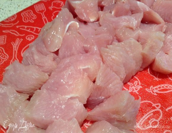 Филе вымыть, подсушить и нарезать на кусочки.