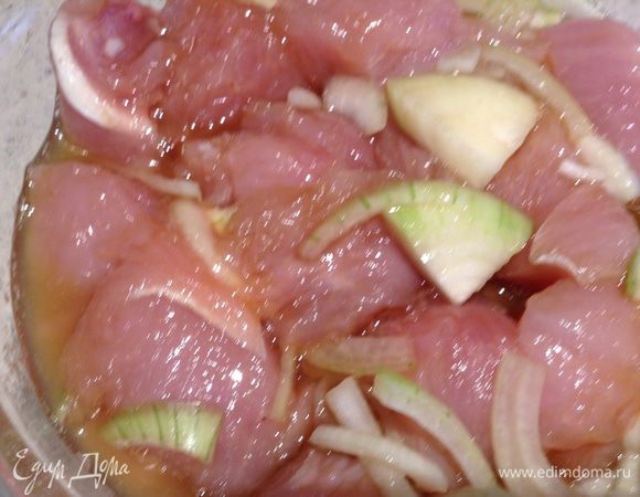 К филе добавить лук, чеснок, соевый соус и ананасовый сироп (из консервированных ананасов). Оставить на 30 минут.