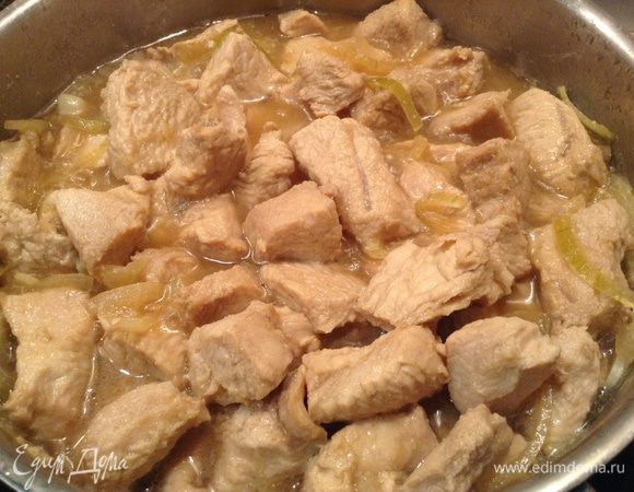 Переложить индейку на сковородку и обжарить пока не выпарится половина жидкости (приблизительно 30 минут).