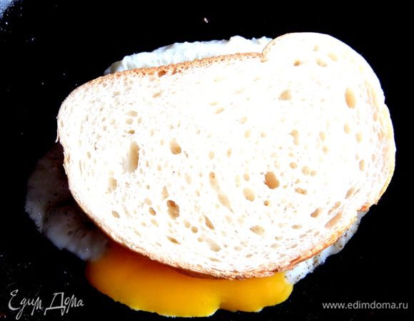 Прямо на жидкий ещё желток прикладываем первый ломтик батона. Прижимаем,пусть желток немного вытечет!