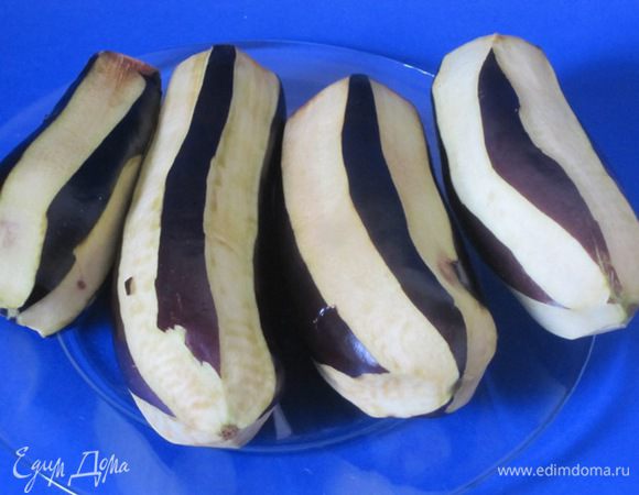 Баклажаны вымыть, обсушить. Частично очистить баклажаны.