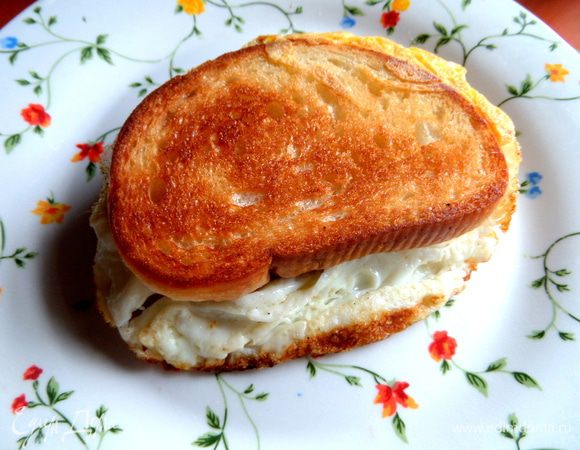 Переносим на тарелку сначала простую гренку,а сверху яичную.